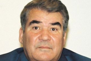 Zakázal zuby, auta i důchodce. Šílený diktátor Nijazov se prohlásil za Boha a zotročil Turkmenistán - Médium.cz